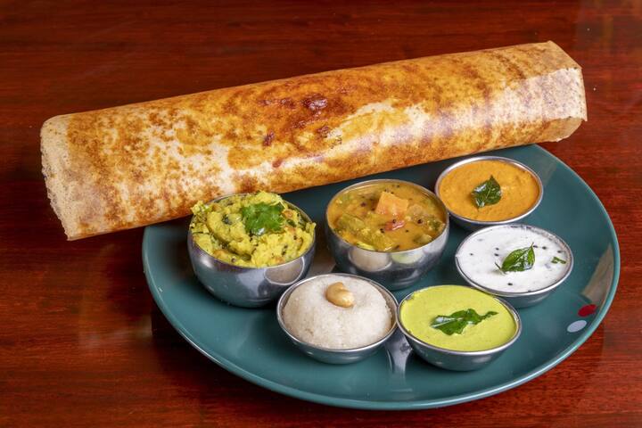 தோசை மாவோடு சிறிதளவு கடலை மாவு சேர்த்து தோசை சுட்டால் தோசை பொன்னிறமாக வரும்.