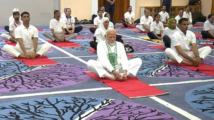 যোগব্য়ায়ামের মাধ্যমে অর্থনীতিও লাভবান হচ্ছে বলে জানান প্রধানমন্ত্রী। ভারতে হৃষিকেশ, কাশী থেকে কেরল- সর্বত্র যোগব্যায়ামের উপর নির্ভর করে পর্যটন শিল্প গড়ে উঠছে। সারা বিশ্ব থেকে ভারতে যোগব্য়ায়াম শিখতে সবাই আসছেন বলেও জানিয়েছেন তিনি। সব ছবি: PTI, X