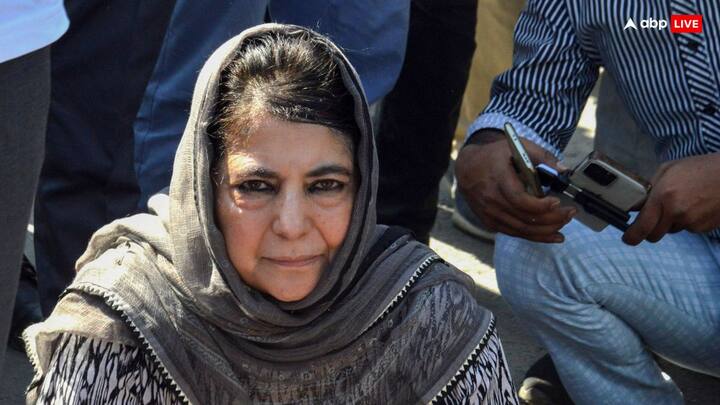 जम्मू-कश्मीर की पूर्व सीएम ने बताया कि योग दिवस से एक दिन पहले सभी सरकारी कर्मचारियों के साथ स्कूली बच्चों को भी विषम समय में विभिन्न स्थानों पर मौजूद होने का आदेश दिया गया.