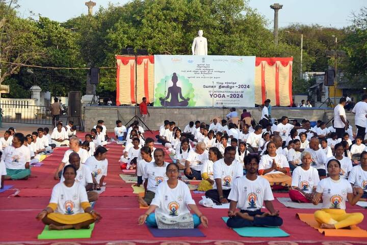 புதுச்சேரி கடற்கரை பகுதியில் யோகா தினம் கொண்டாட்டப்பட்டது. புதுச்சேரி காந்தி சதுக்கம் அருகே முதல்வர் ரங்கசாமி,  பள்ளி கல்லூரி மாணவர்கள் மற்றும் பொதுமக்கள் கலந்து கொண்ட யோகா பயிற்சியில் ஈடுபட்டனர்.