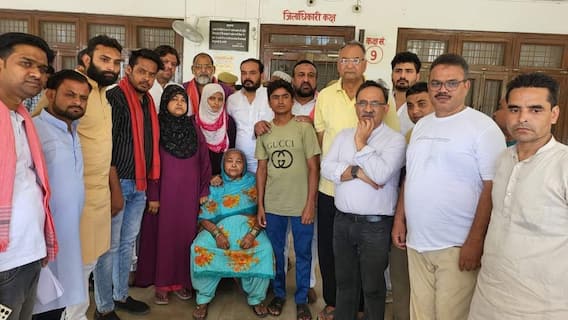 अलीगढ़ हत्याकांड में मृतक के परिजनों से सपा नेताओं ने की मुलाकात, DM से की मुआवजे की मांग अलीगढ़ हत्याकांड में मृतक के परिजनों से सपा नेताओं ने की मुलाकात, DM से की मुआवजे की मांग