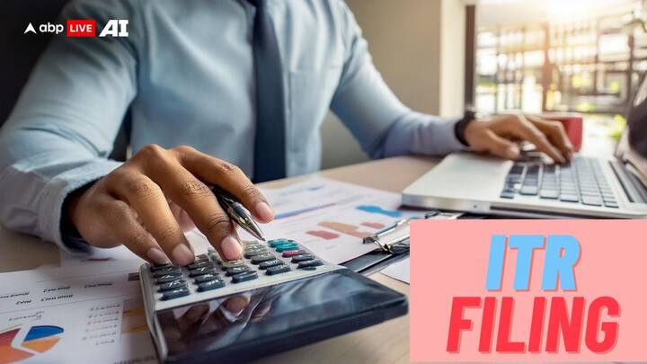 Income Tax Return:  वित्त वर्ष 2023-24 और असेसमेंट ईयर 2024-25 के लिए इनकम टैक्स रिटर्न फाइल करने की डेडलाइन 31 जुलाई 2024 को खत्म हो रही है. ऐसे में कंपनियों ने कर्मचारियों के फॉर्म 16 जारी कर दिए हैं.