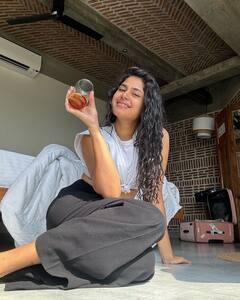 Faria Abdullah: ఫరియా అబ్దుల్లా లేటెస్ట్‌ ఫోటోలు - చేతిలో కాఫీ కప్‌తో స్టైలిష్‌ ఫోజులు