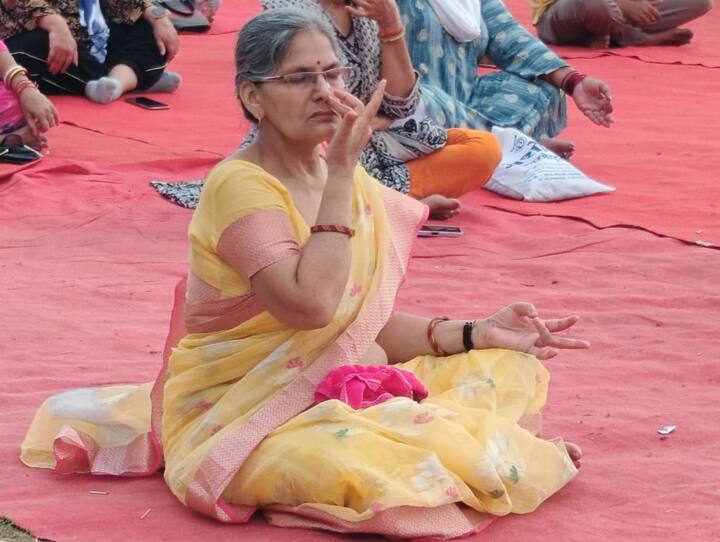 संभागीय आयुक्त ने बताया कि योग से बिना किसी दवा के इम्यूनिटी को मजबूत बनाया जा सकता है.