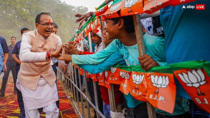 Shivraj Singh Chouhan: केंद्रीय मंत्री शिवराज सिंह चौहान ने सोशल मीडिया प्लेटफॉर्म X पर एक पोस्ट के जरिए बताया कि मध्य प्रदेश में किस योजना के तहत 150 करोड़ रुपए से अधिक की सड़कों को मंजूरी दी गई है.