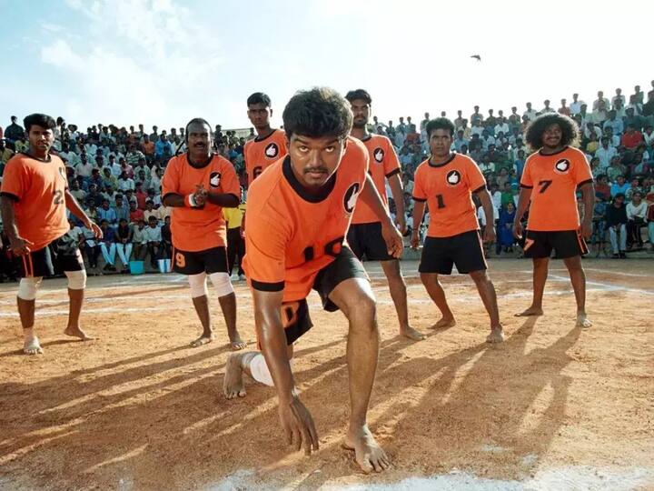 2004 ஆம் ஆண்டு தரணி இயக்கத்தில் வெளிவந்த கில்லி. 8 கோடி பட்ஜெட்டில் எடுக்கப்பட்ட இப்படம் 50 கோடி ரூபாயை வசூலித்து விஜய்க்கு முதல் பாக்ஸ் ஆபீஸ் ஹிட் கொடுத்தது. கில்லி ஒக்கடு என்ற தெலுங்கு படத்தின் ரீமேக் என்பது குறிப்பிடத்தக்கது.