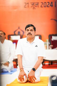 Yoga Day 2024: MP में बारिश के बीच भी योग दिवस की धूम, CM मोहन यादव ने भी किया योग्याभास, देखें तस्वीरें