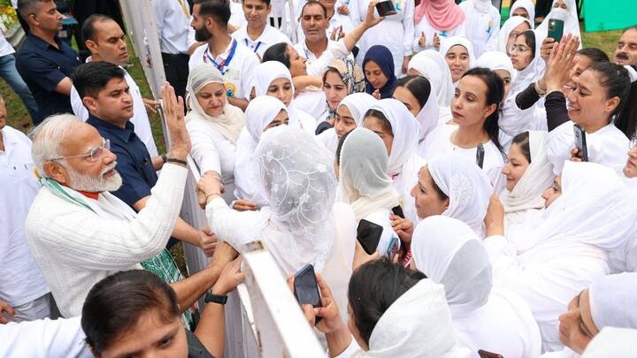 এদিন যোগব্যায়ামের অনুষ্ঠানের জন্য SKICC-এর আশপাশে কড়া নিরাপত্তার আয়োজন করা হয়েছিল। SPG, মার্কোস কম্যান্ডোর জওয়ানরা ছিলেন নিরাপত্তায়।