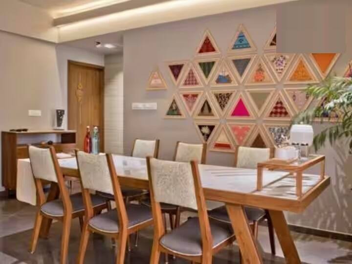 વાસ્તુ અનુસાર ઘરના ડાઇનિંગ ટેબલ માટે પશ્ચિમ દિશા શ્રેષ્ઠ માનવામાં આવે છે. આ સિવાય ડાઇનિંગ ટેબલ પણ દક્ષિણ-પૂર્વ દિશામાં રાખી શકાય છે.