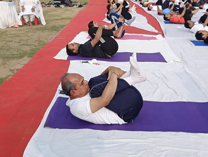 संभागीय आयुक्त, कलेक्टर और एसपी सहित कई प्रशासनिक अधिकारियों ने भी योग किया. बडी संख्या में कोचिंग लेने वाले स्टूडेंट भी योग करने पहुंचे.