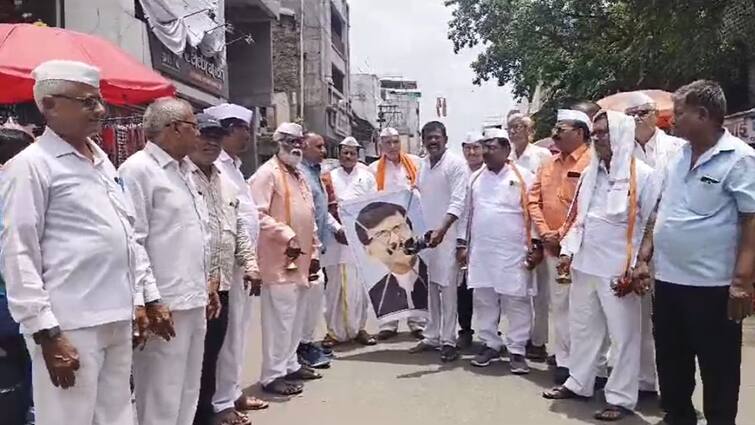 BJP Adhyatmik Aghadi Protest Against Sanjay Raut Statement About Warkari in Dhule Maharashtra Marathi News Sanjay Raut : 'वारकऱ्यांची माफी मागावी, अन्यथा...'; धुळ्यात संजय राऊतांच्या पोस्टरला 'जोडे मारो'