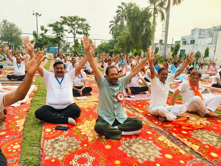इस दौरान मुख्तार अब्बास नकवी ने कहा योग हमारे देश की हजारों साल पुरानी परंपरा है, जिसको पीएम मोदी ने पिछले दस सालों में अंतर्राष्ट्रीय पहचान दी और सम्मान दिलाया है.