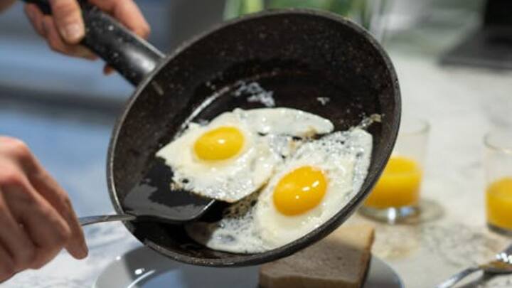 ডিমে আছে প্রচুর পরিমাণে প্রোটিন। যা পেশির পুনর্গঠনে সাহায্য করে। ডিম সেদ্ধ বা ওমলেট করে খাওয়া যেতে পারে।