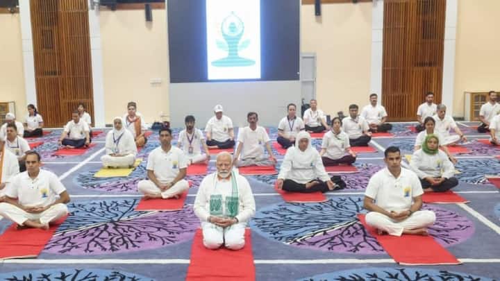 శ్రీనగర్లోని SKICC సెంటర్లో యోగ దినోత్సవ వేడుకలు జరిగాయి. ప్రధాని మోదీ ఈ సెషన్లో పాల్గొన్నారు. అందరితో కలిసి యోగాసనాలు వేశారు. పదో అంతర్జాతీయ యోగ దినోత్సవాన్ని ఇలా కశ్మీర్లో జరుపుకున్నారు. ఈ సందర్భంగా దేశ ప్రజలందరికీ శుభాకాంక్షలు తెలిపారు.