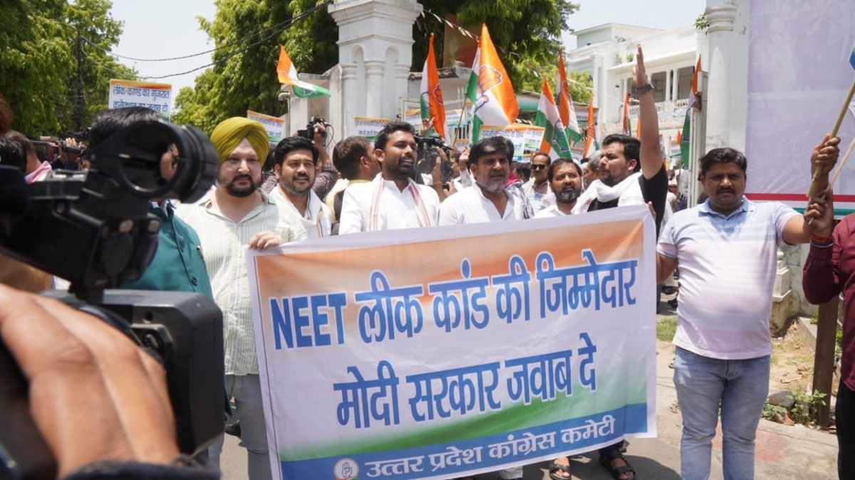लखनऊ में NEET मामले को लेकर कांग्रेस का प्रदर्शन, हिरासत में लिए गए प्रदेश अध्यक्ष अजय राय