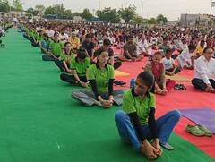 Photos: कोटा में हजारों लोगों ने एक साथ किया योग, कलेक्टर, एसपी और प्रशासनिक अधिकारी भी शामिल