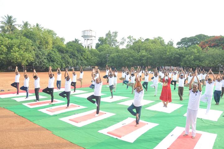 மதுரையில் உள்ள ரெட் ஃபில்டு க்ரெவுண்ட் ரயில்வே காலனியில் அமைந்துள்ள பகுதியில் Shri Sharad Srivastava, Divisional Railway Manager யோக தின கொண்டாட்டத்தை முன்னெடுத்து நடத்தினார். இதில் இரயில்வே துறை ஊழியர்கள் அதிகாரிகள் யோகா பயிற்சியில் ஈடுபட்டனர்.