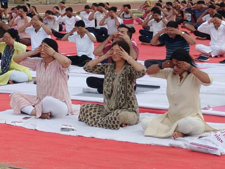 पुलिस, चिकित्सा, शिक्षा, नगर निगम, केडीए सहित कई विभाग के अधिकारियों और कर्मचारियों ने भी योग की क्रियाएं की.