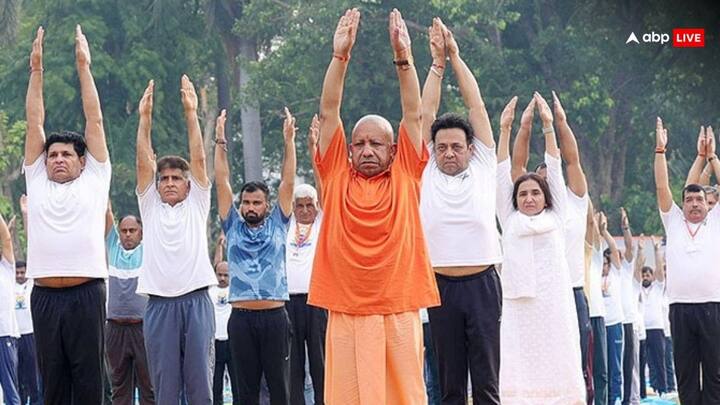 यूपी के सीएम योगी आदित्यनाथ ने भी काफी देर तक योग अभ्यास और प्रणायाम किया.