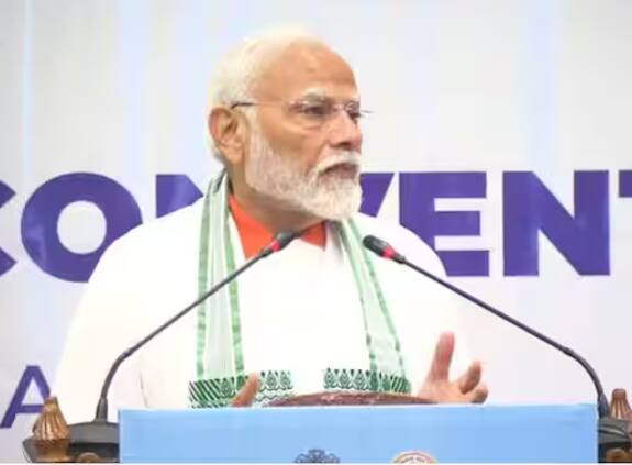 ਅੰਤਰਰਾਸ਼ਟਰੀ ਯੋਗ ਦਿਵਸ 'ਤੇ ਪ੍ਰਧਾਨ ਮੰਤਰੀ ਨਰਿੰਦਰ ਮੋਦੀ ਨੇ ਕਿਹਾ, 'ਕਸ਼ਮੀਰ ਦੀ ਧਰਤੀ ਤੋਂ ਅੱਜ ਮੈਂ ਅੰਤਰਰਾਸ਼ਟਰੀ ਯੋਗ ਦਿਵਸ 'ਤੇ ਦੁਨੀਆ ਭਰ ਦੇ ਸਾਰੇ ਲੋਕਾਂ ਨੂੰ ਵਧਾਈ ਦਿੰਦਾ ਹਾਂ।'