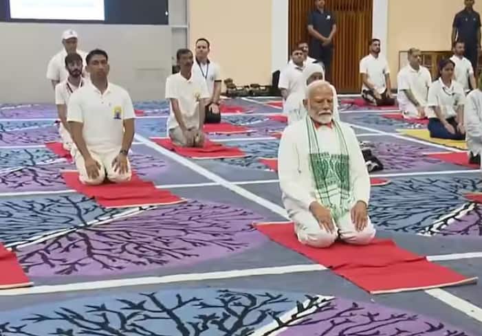 ਪ੍ਰਧਾਨ ਮੰਤਰੀ ਮੋਦੀ ਨੇ ਅੰਤਰਰਾਸ਼ਟਰੀ ਯੋਗ ਦਿਵਸ 'ਤੇ ਜੰਮੂ ਅਤੇ ਕਸ਼ਮੀਰ ਦੇ ਸ਼੍ਰੀਨਗਰ ਵਿੱਚ ਸ਼ੇਰ-ਏ-ਕਸ਼ਮੀਰ ਇੰਟਰਨੈਸ਼ਨਲ ਕਾਨਫਰੰਸ ਸੈਂਟਰ (SKICC) ਵਿੱਚ ਯੋਗ ਸੈਸ਼ਨ ਦੀ ਅਗਵਾਈ ਕੀਤੀ।