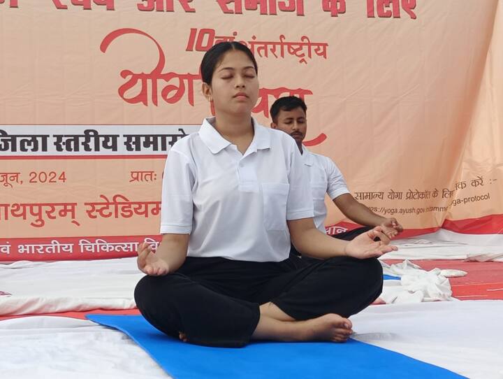 अंतराष्ट्रीय योग दिवस के मौके पर योगासन करने का संदेश दिया गया. उन्होंने कहा कि योग से घर परिवार को भी जोड़ा जा सकता है.