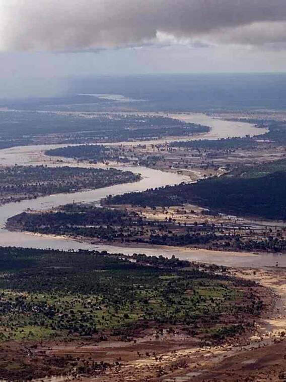 मकर रेखा को दो बार कौन-सी नदी काटती है?