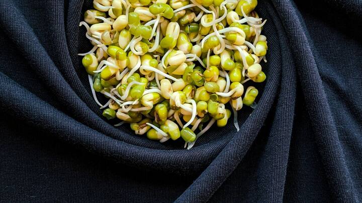 முளைக்கட்டிய பயறில் ஃபைபர் அதிகம் உள்ளது. இதனால் ஆரோக்கியம் அதிகம் என்று சொல்லப்படுகிறது. இது செரிமான மண்டலத்தை சீராக செயல்பட உதவும். திருப்தியான உணர்வை தரும். இதனால் அடிக்கடி சாப்பிட வேண்டும் என்ற உணர்வு ஏற்படாது.