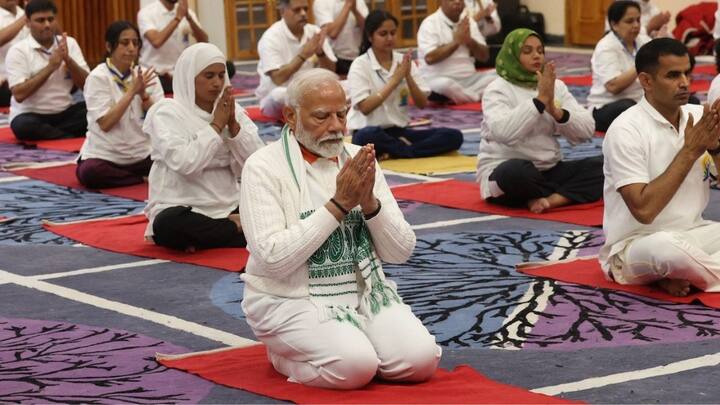 আন্তর্জাতিক যোগ দিবস শ্রীনগরে কাটালেন প্রধানমন্ত্রী নরেন্দ্র মোদি। তৃতীয় বারের জন্য প্রধানমন্ত্রী হওয়ার পরে এটাই প্রথম কাশ্মীর উপত্যকায় মোদি। ১০তম আন্তর্জাতিক যোগ দিবসে সেখানেই যোগব্যায়ামে করলেন তিনি।