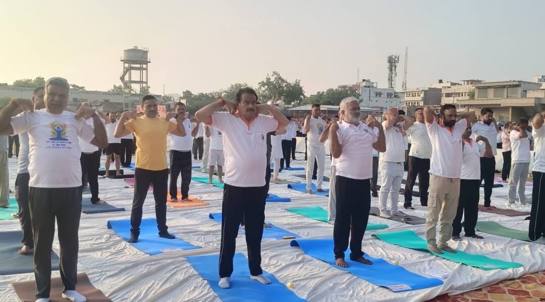 International Yoga Day 2024: ताजनगरी में भी अंतरराष्ट्रीय योग दिवस की धूम, केंद्रीय मंत्री भी रहे मौजूद International Yoga Day 2024 Union Minister SP Singh Baghel did mass yoga at Agra Eklavya Stadium International Yoga Day 2024: ताजनगरी में भी अंतरराष्ट्रीय योग दिवस की धूम, केंद्रीय मंत्री भी रहे मौजूद