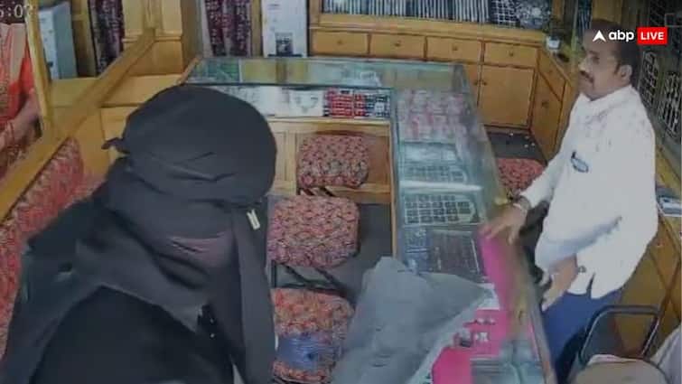 हैदराबाद में बुर्का पहने बदमाशों ने ज्वैलरी शॉप में घुसकर मचा दी लूट-पाट
