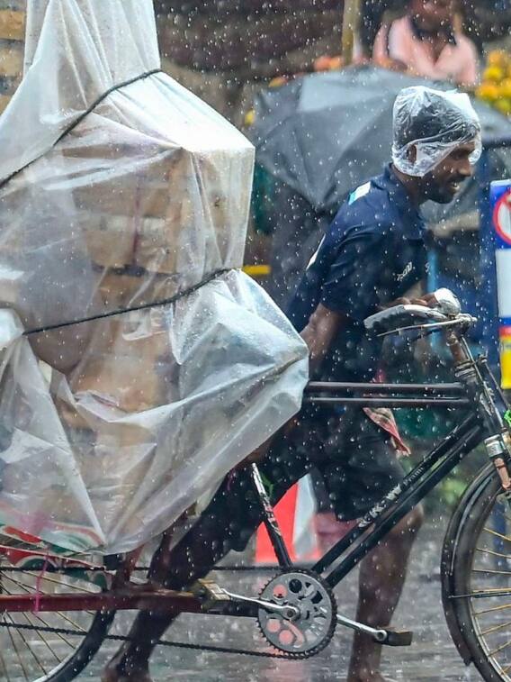 दिल्ली में आज हो सकती है बारिश, कितना रहेगा तापमान?