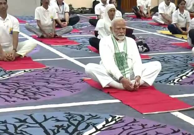 ਇਸ ਤੋਂ ਪਹਿਲਾਂ ਲੋਕਾਂ ਨੂੰ ਸੰਬੋਧਨ ਕਰਦਿਆਂ ਹੋਇਆਂ ਪ੍ਰਧਾਨ ਮੰਤਰੀ ਮੋਦੀ ਨੇ ਕਿਹਾ, 'ਅੱਜ ਪੂਰੀ ਦੁਨੀਆ 'ਚ ਯੋਗ ਕਰਨ ਵਾਲਿਆਂ ਦੀ ਗਿਣਤੀ ਲਗਾਤਾਰ ਵੱਧ ਰਹੀ ਹੈ, ਯੋਗਾ ਪ੍ਰਤੀ ਖਿੱਚ ਵੱਧ ਰਹੀ ਹੈ।