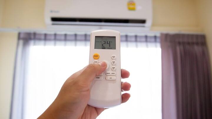 एसी चलाते वक्त जो सबसे जरूरी बात है वह यह है कि एसी का तापमान कितना सेट करना चाहिए. अक्सर बहुत से लोग 18 से लेकर 20 डिग्री पर एसी चलाते हैं. लेकिन इसे बिजली की खपत ज्यादा होती है. लेकिन अगर एसी को आप 24 डिग्री पर सेट करके चलाएंगे तो ठंडक तो होगी ही साथ ही बिजली का बिल भी कम आएगा.