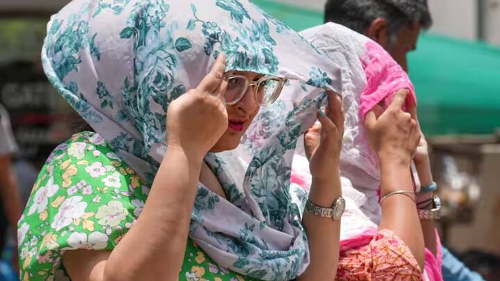 आईएमडी ने बताया है कि पश्चिमी उत्तर प्रदेश में लू से लेकर भीषण लू चलने की संभावना जताई गई है. अगले 24 घंटों के दौरान उत्तर प्रदेश के अलग-अलग इलाकों में लू चलने वाली है और उसके बाद इसमें कमी आ सकती है. हालांकि, पूर्वी उत्तर प्रदेश में मौसम में बदलाव देखने को मिलने वाला है.