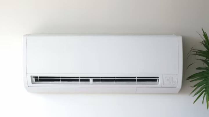 तो बता दें आपको एसी का लगातार इस्तेमाल 13 से 14 घंटे ही करना चाहिए. और उसके बाद एसी को बंद कर देना चाहिए. a