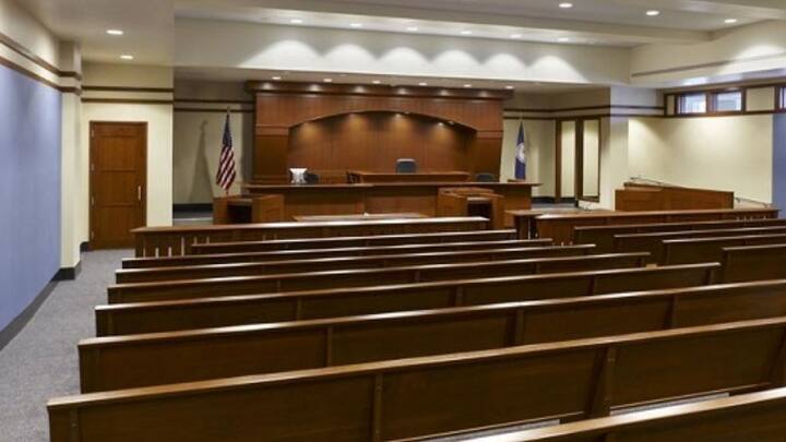 बल्कि आप चालान को कोर्ट के लिए चैलेंज करें. कोर्ट जाकर आप पूरे घटनाक्रम के बारे में जज के सामने अपनी दलील दें. अगर आपकी दलील सही होती है. तो कोर्ट आपके चालान को रद्द कर देगा.