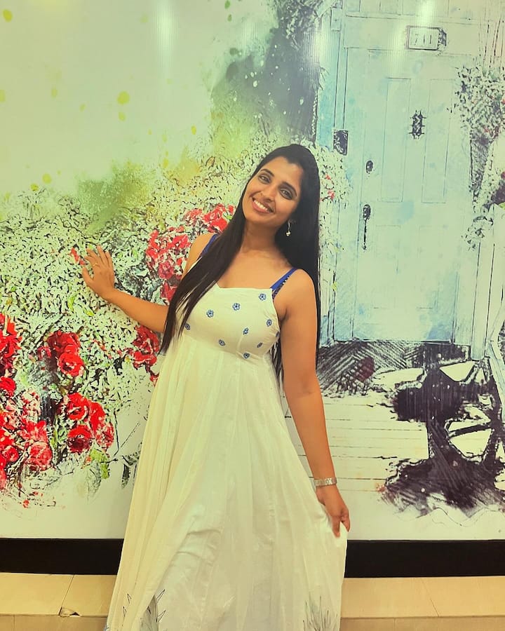 ఎన్నికల తర్వాత తనకు బెదిరింపు కాల్స్ వస్తున్నాయని ఆందోళన వ్యక్తం చేసింది శ్యామల. సోషల్ మీడియాలో తనపై విపరీతమైన ట్రోల్స్ వస్తున్నాయని.. ఎవరెన్ని ఇబ్బందులకు గురిచేసినా జగనన్న వెంటే నడుస్తానని చెప్పింది.