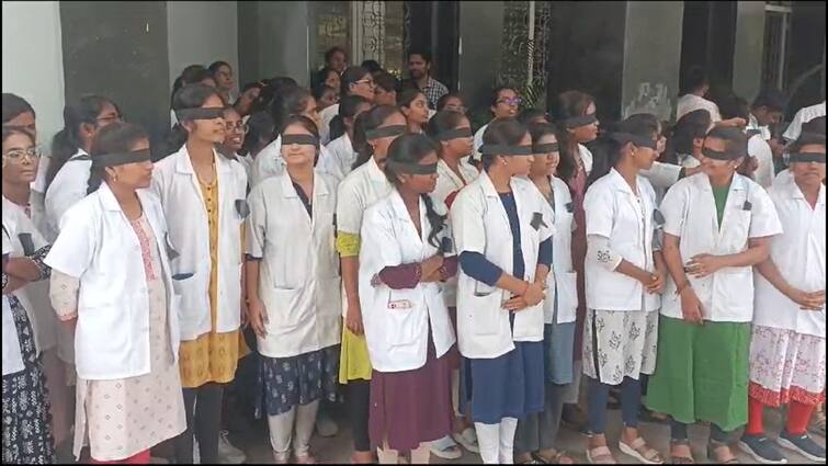 Junior doctors protest at Osmania Medical College in Hyderabad Hyderabad: ఉస్మానియా మెడికల్ కాలేజీలో జూనియర్ డాక్టర్ల నిరసన, వారి డిమాండ్లు ఇవే