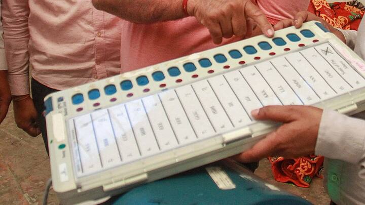 इसके अलावा, आंध्र प्रदेश और ओडिशा से क्रमशः वाईएसआरसीपी और बीजू जनता दल (बीजद) के उम्मीदवारों ने भी चार जून को विधानसभा चुनाव परिणाम की घोषणा के बाद ईवीएम जांच के लिए आवेदन किया है. इसके साथ ही विधानसभा चुनाव परिणामों के सत्यापन के लिए जो आवेदन आए हैं, उनमें कुल तीन विधानसभा क्षेत्र हैं जहां 26 मतदान केंद्रों के संबंध में सत्यापन की मांग की गई है.