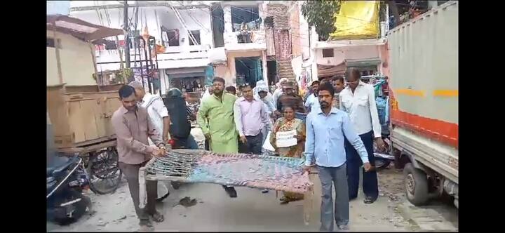 कानपुर में आज पदाधिकारियों ने खाट लेकर एक बड़े समूह में सपा विधायक के घर के बाहर खाट बिछा दी और अपनी मांग पूरा न होने का प्रदर्शन किया.