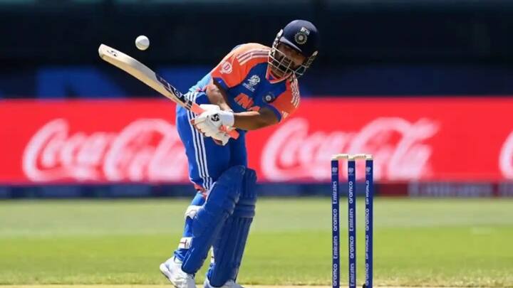 ऐसा कहा जाता है कि ऋषभ पंत और इशा नेगी एक-दूसरे को डेट कर रहे हैं. दरअसल, दोनों की कई तस्वीरें सोशल मीडिया पर खूब वायरल हुई थी. (फोटो क्रेडिट- सोशल मीडिया)