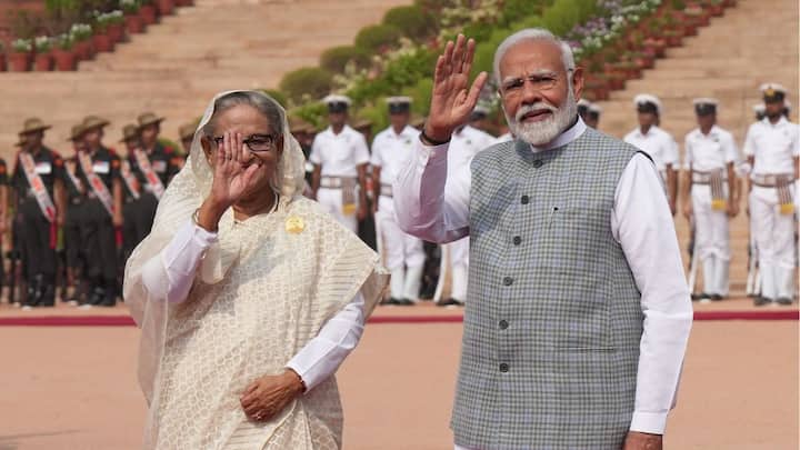 प्रधानमंत्री नरेंद्र मोदी ने राष्ट्रपति भवन के प्रांगण में उनका स्वागत किया। प्रधानमंत्री हसीना शुक्रवार को भारत पहुंचीं। छवि स्रोत: पीटीआई