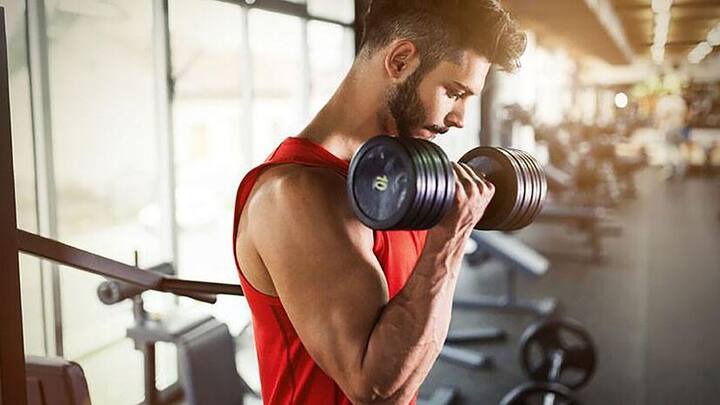 ਵਰਕਆਊਟ ਕਰਨ ਨਾਲ ਗੁੱਟ ਨੂੰ ਅਜਿਹਾ ਹੋਣ ਲੱਗਦਾ ਹੈ। ਇਸਦੇ ਲਈ, ਤੁਹਾਨੂੰ ਸਿੱਧਾ ਬੈਠਣਾ ਚਾਹੀਦਾ ਹੈ, ਆਪਣੇ ਹੱਥਾਂ ਨੂੰ ਸਿੱਧਾ ਕਰਨਾ ਚਾਹੀਦਾ ਹੈ ਅਤੇ ਆਪਣੇ ਗੁੱਟ ਨੂੰ ਘੁੰਮਾਉਣਾ ਚਾਹੀਦਾ ਹੈ। ਇਸ ਲਈ, ਸਭ ਤੋਂ ਪਹਿਲਾਂ ਆਪਣੀ ਮੁੱਠੀ ਨੂੰ ਬੰਦ ਕਰੋ ਅਤੇ ਫਿਰ ਉਹਨਾਂ ਨੂੰ ਘੁੰਮਾਓ।