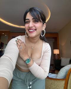 Sravanthi Chokkarapu: స్రవంతి చొక్కారపు సొగసుల జాతర.. బయట వానపడుతున్నా సూర్యుడు నడినెత్తిన కూర్చున్నట్టుంటుంది!