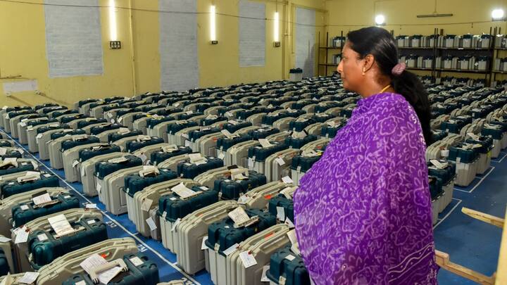 आयोग के अनुसार, छह राज्यों की आठ संसदीय सीट के लिए ईवीएम सत्यापन की मांग की गई है. इसने कहा कि जिन मतदान केंद्रों के लिए सत्यापन की मांग की गई है, उनकी कुल संख्या 92 है. निर्वाचन आयोग द्वारा एक जून को जारी मानक संचालन प्रक्रिया के अनुसार, दूसरे या तीसरे स्थान पर आने वाले उम्मीदवारों को ईवीएम सेट के लिए 47,200 रुपये का भुगतान करना होगा.