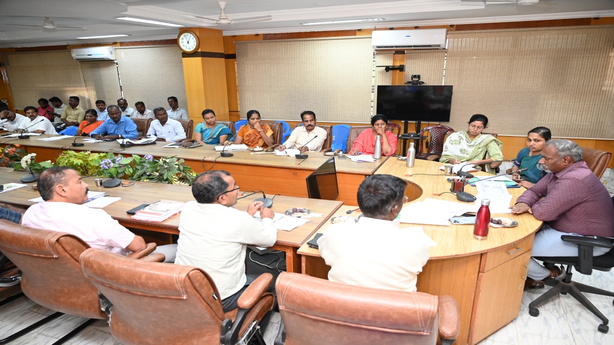 கள்ளச்சாராயம் காய்ச்சுபவர்கள் யாராக இருந்தாலும் உடனடியாக நடவடிக்கை - அதிகாரிகளுக்கு தி.மலை ஆட்சியர் உத்தரவு