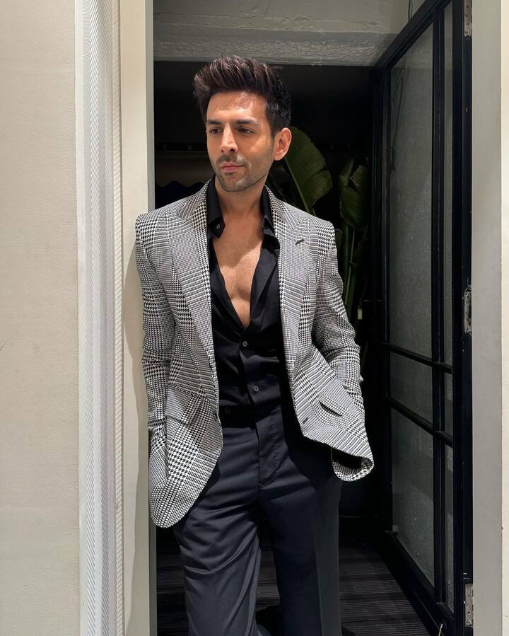 कुछ वक्त पहले कार्तिक आर्यन अपनी फिल्म ‘चंदू चैंपियन’ को प्रमोट करने 'दी लल्लनटॉप'  पहुंचे थे. इसी दौरान जब उनसे लव रंजन के साथ बिगड़े रिश्ते को लेकर सवाल किया गया तो एक्टर ने कहा कि, ''ऐसा कुछ नहीं है. उन्होंने फिल्म से पहले मुझे इंफॉर्म किया था और इसके लिए उनके पास कई वजहें थीं, इसलिए मैं फिल्म में कास्ट नहीं हुआ हालांकि मैंने कैमियो किया था.''