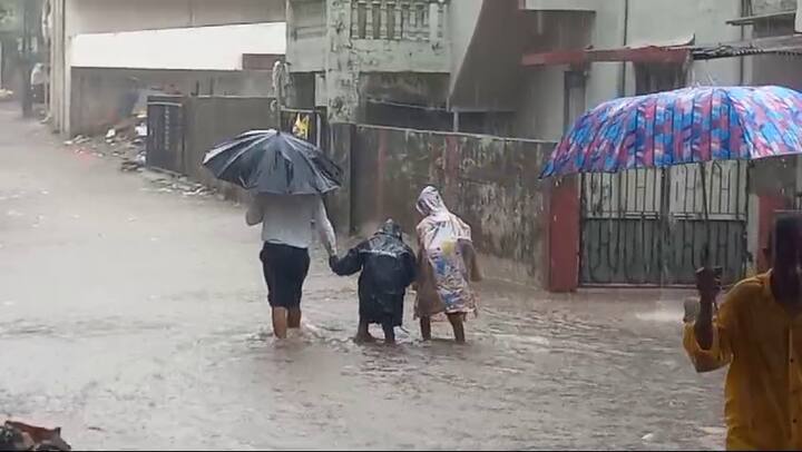 વરસાડના તિથલ રોડ ચાર રસ્તા વિસ્તારમાં હળવા વરસાદના છંટકાઓ લોકોને રાહત આપી રહ્યા છે. ગરમીનો ટાઢો અનુભવ કરાવી રહ્યો છે.