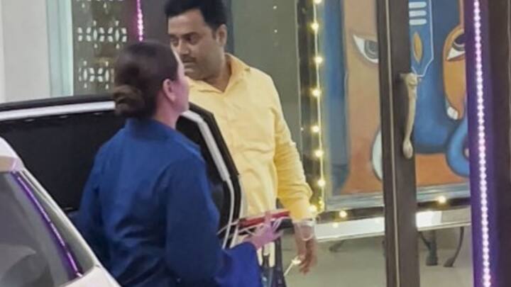 মা-বাবার বাড়িতে এদিন একটি নীল কো-অর্ড সেট পরে হাজির হন 'দাবাং' অভিনেত্রী সোনাক্ষী সিন্হা। ক্যামেরাবন্দি হতেই চওড়া হাসি ছুড়ে দেন পাপারাৎজিদের উদ্দেশ্যে।